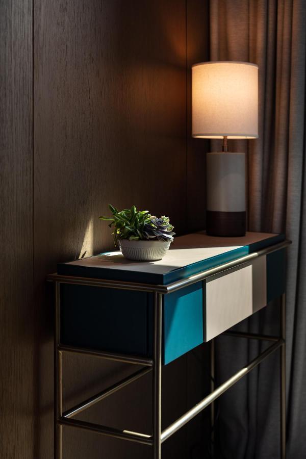 더 하리 홍콩 외부 사진 A bedside table